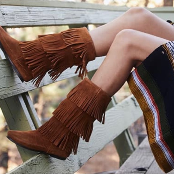 {Minnetonka} Three Fringe Mocassin - Picture 3 of 14